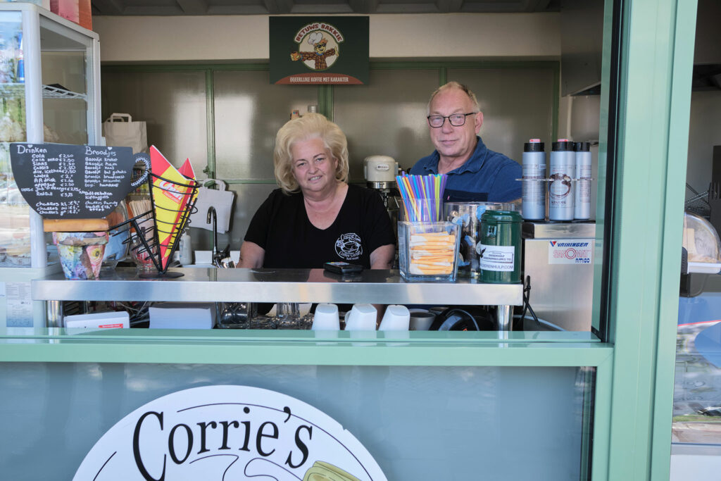 De gerestaureerde voormalige VVV-kiosk aan de Veemarkt in Tiel is volgens Corrie op ’t Hof-
Eckelboom ‘het gezicht van Tiel’. Ze huurt het als koffiecorner van Stadsherstel.